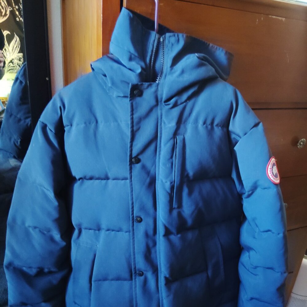 Size medium Canada Goose down jacket Navy blue perfect condition.